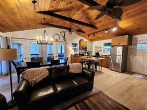 Smart TV, fireplace, DVD player - 2Bd/1Ba ,opt'l +1Bd/1Ba, stream/waterfall/firepit, in Cashiers. Pet Friendly, (Cashiers)