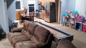 Smart TV, chimenea, videojuegos y reproductor de DVD