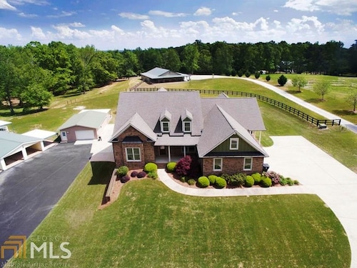 Country Mansion Luxury 6k ft -6br / 5ba -Sleep 25-Allow 30- POOL -2 keittiöt
