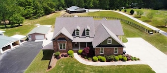 Country Mansion Luxury 6k ft-6br / 5ba -Sleep 25-Tillat 30-POOL -2 kjøkken