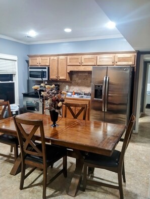Fridge, microwave, oven, stovetop - MANSION-PRIVATE POOL5br, 4ba, 13 beds. 2 Full Kitchens, Outdoor dining (Villa Rica)