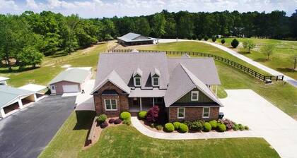 Oasis Retreat 6bedrooms 4ba, 13 beds. 2 Full Kitchens, Outdoor dining