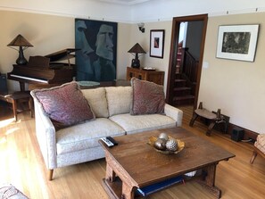 Smart-tv, eldstad, en tv-spelskonsol och dvd-spelare