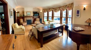 Een smart-tv, een open haard, een videogameconsole en een dvd-speler