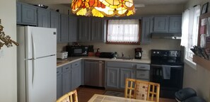 ثلاجة، ميكروويف، فرن، موقد طهي مسطح