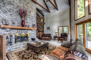 Smart TV, chimenea, libros y estéreo