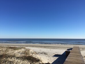 Nær stranden, solsenger og strandhåndklær