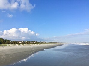 Beach nearby, sun loungers, beach towels - Sparrow Pond Cottage Home on Beautiful Kiawah Island (Kiawah Island)