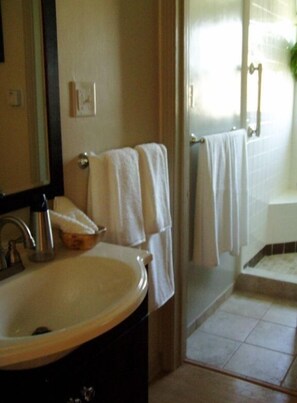 Hair dryer, towels, soap, shampoo - Extended Stay for Holidays & Business  (Long Beach)