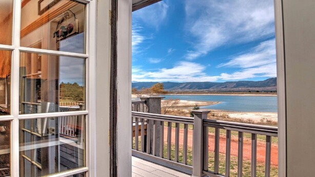 Un balcone con vista su un lago e montagne.