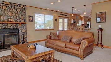 Smart-TV, Kamin, DVD-Player, Bücher