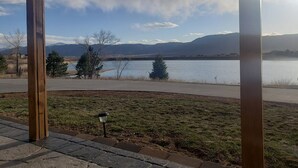 Un gazebo con vista su un lago, sullo sfondo montagne.