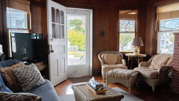 TV connectée, lecteur de DVD, jouets, livres