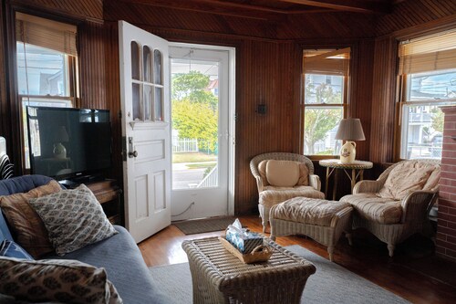 Best Family & Dog Friendly Porch In The Wildwoods, 3 Blocks To Beach, Sleeps 13