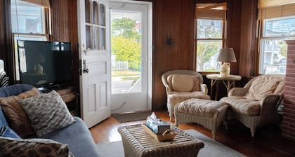 Best Family & Dog Friendly Porch In The Wildwoods, 3 Blocks To Beach, Sleeps 13