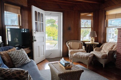 Best Family & Dog Friendly Porch In The Wildwoods, 3 Blocks To Beach, Sleeps 13