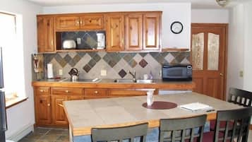 Een koelkast, een microgolfoven, een kookplaat, een vaatwasser