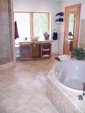 Douche, séchoir à cheveux, serviettes fournies, savon