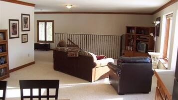 Televisie, een dvd-speler, boeken en een filmbibliotheek