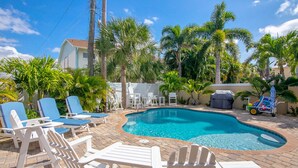 A swimming pool with lounge chairs and a barbecue area. - 5 BD, 3 bath, 200 Yards to Cocoa Beach (Cocoa Beach)