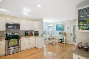 ثلاجة، ميكروويف، فرن، موقد طهي مسطح