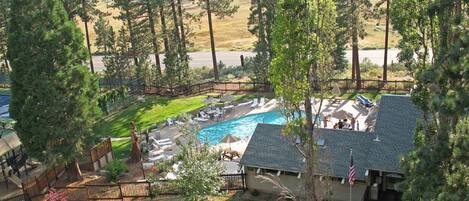 Una piscina al aire libre, una piscina climatizada