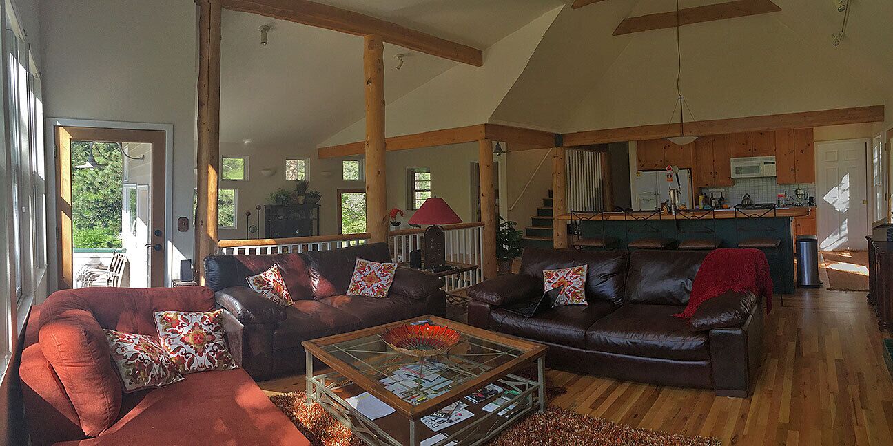 TV connectée, cheminée, lecteur de DVD, baby-foot