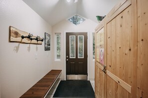 Interior - Glacier Springs Cabin #16 - Hot Tub - Wi-Fi (Glacier)