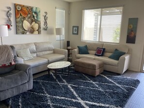 智能电视、DVD 播放器、乒乓球、书