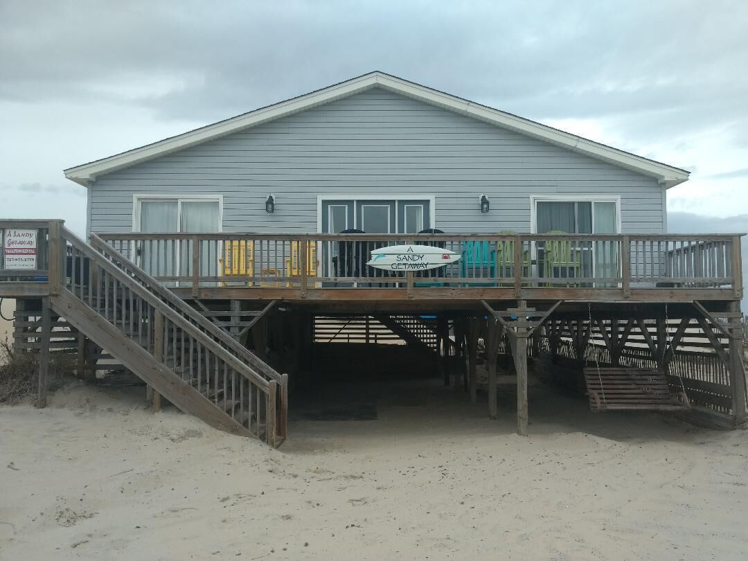 WONDERFUL OCEAN VIEWS IN THIS COZY BEACH HOUSE