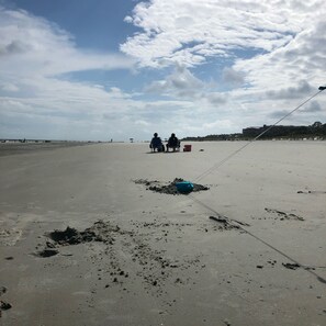 En la playa y camastros