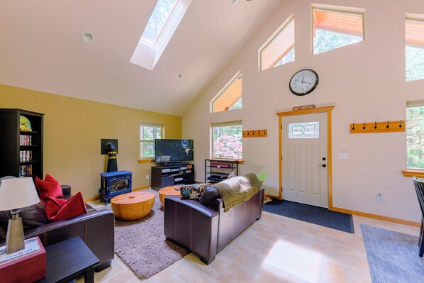 Smart TV, fireplace, DVD player, books