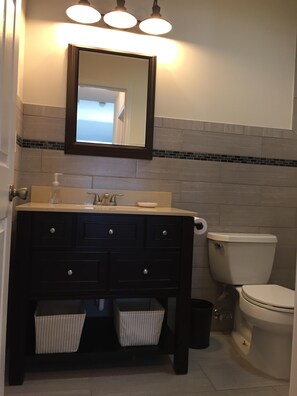 Combined shower/tub, jetted tub, towels, soap