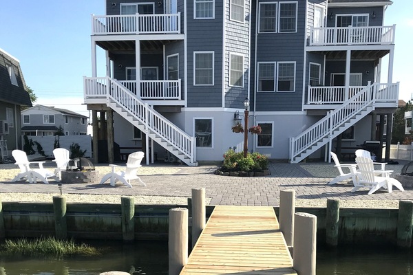 Bay front with dock and 5 bedrooms,
3-1/2 Baths, fire pit, large game room/fam