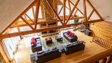 Smart TV, lareira, mesa de pingue-pongue, livros