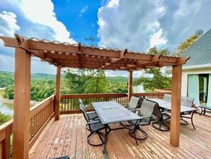 Outdoor dining - Welcome to “Majestic View” – The View of a Lifetime! (Burnside)