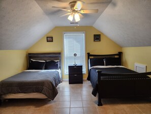 6 bedrooms, desk, iron/ironing board, WiFi - Welcome to “Majestic View” – The View of a Lifetime! (Burnside)