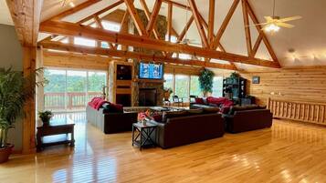 TV connectée, cheminée, table de tennis de table, livres