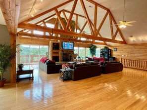 Älytelevisio, takka, pöytätennispöytä, kirjoja