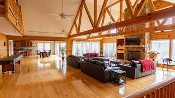 Smart TV, lareira, mesa de pingue-pongue, livros