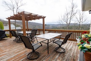 Outdoor dining - Welcome to “Majestic View” – The View of a Lifetime! (Burnside)