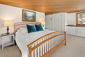 8 bedrooms, desk, iron/ironing board, free WiFi