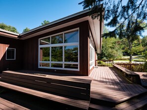 Terrace/patio -  Ultimate 8BR Mountain View Home - Hot Tub, Pool, Firepit, Gym - Family Getaway (Stowe)