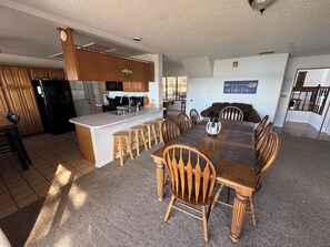 Dining - Amazing Lakefront Views! 4/4, Pool, Diving Board, Spa, Pool Table, near LegoLand (Eagle Lake)