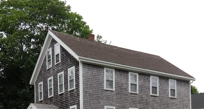 Historic 3rd floor 1 Bedroom Sleeps 4 Tastefully Decorated, ~AC~apartment