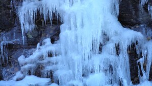 Una cascada con formaciones de hielo.