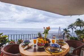 Outdoor dining - Beachfront 2 bed Luxe La Palapa (Emiliano Zapata)