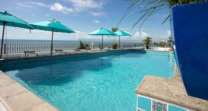 Beachfront 2 bed Luxe La Palapa