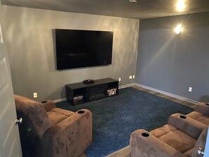 Smart TV, reproductor de DVD, tenis de mesa y estéreo 
