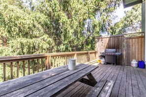 Outdoor dining - Birch View Chalet Blue Mountain (The Blue Mountains)